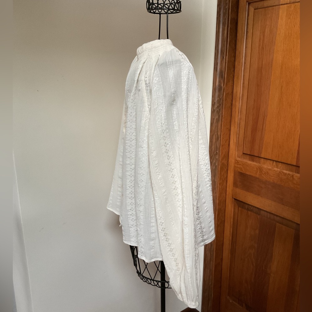 Universal Thread Cream Women's Blouse. Size Small - Picture 2 of 4